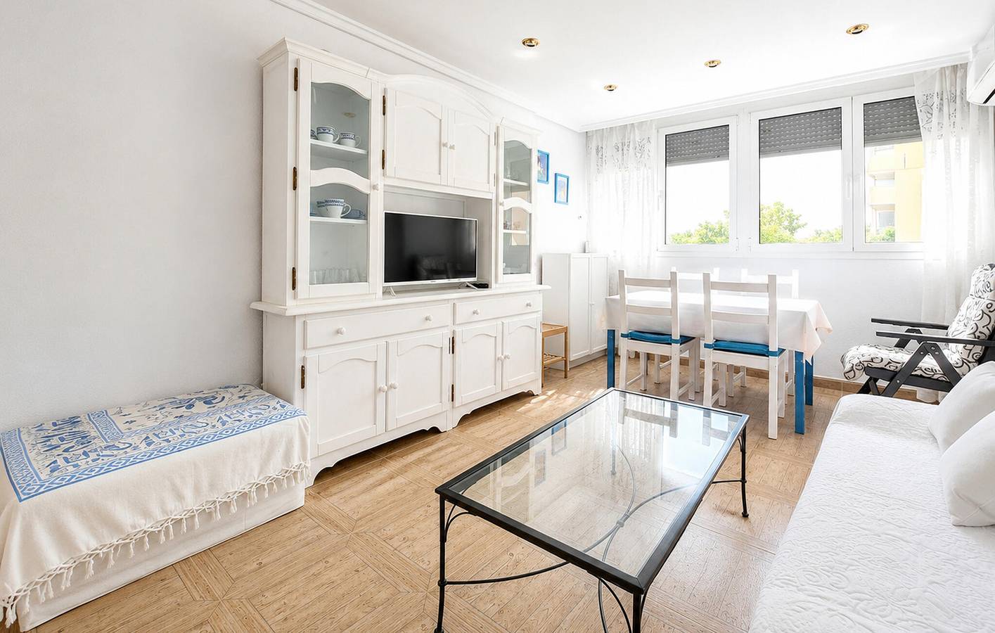 Apartamento vacacional entero, Acogedor apartamento con vistas al mar, piscina, aire acondicionado y cocina americana - A 1000 m de la playa in Playa Puebla de Farnals, El Puig