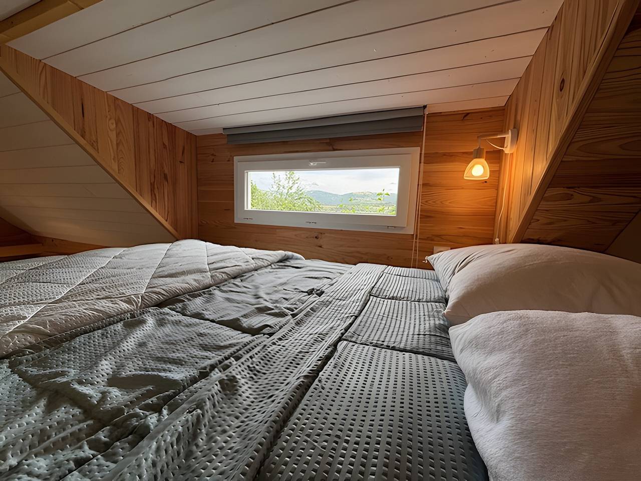 Apartamento vacacional entero, Tiny Home 'La Gondal' con vistas a la montaña, terraza privada y Wi-Fi in Bessuéjouls, Aveyron (desambiguación)