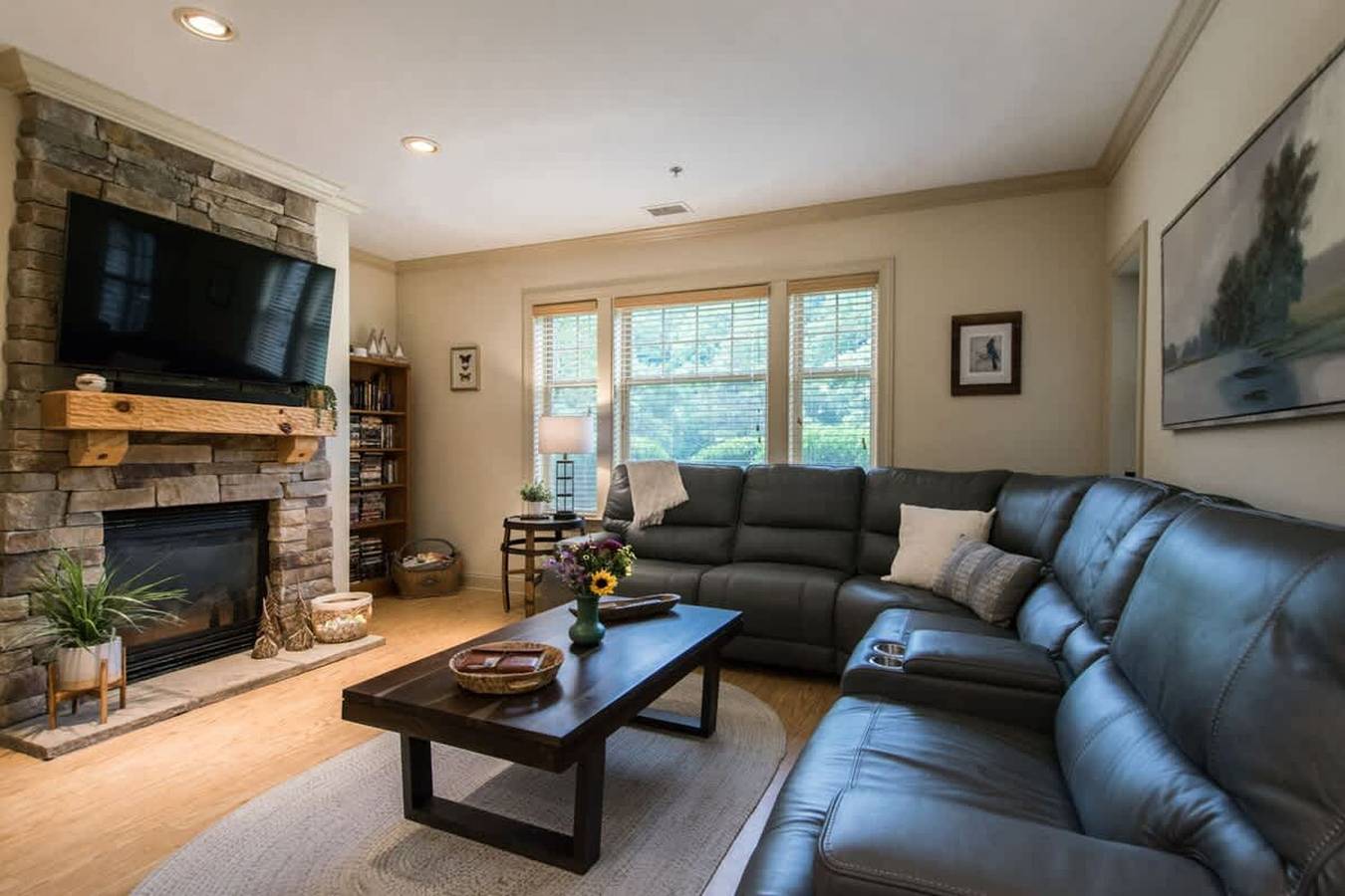 Ganze Wohnung, Scenic 2Br Condo w Porch Pool Near Slope Trails in Blue Ridge Parkway, Maggie Valley