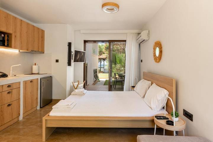 Maison d’hôte pour 3 personnes, avec jardin ainsi que balcon et vue dans Égine