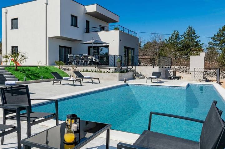 Ferienhaus für 8 Personen, mit Terrasse und Pool
