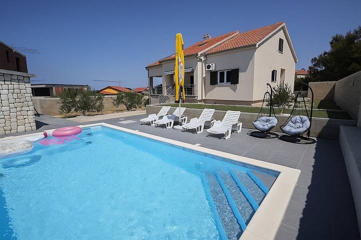 Villa für 8 Personen, mit Garten und Balkon in Povljana