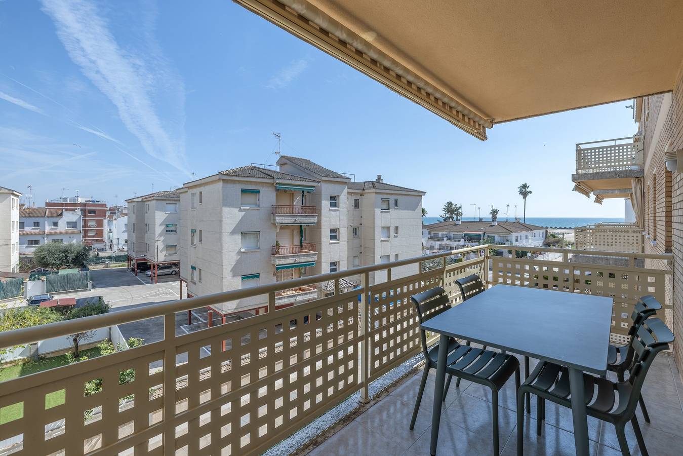 Geheel appartement, Appartement 'Las Conchas' met zeezicht, wifi en airconditioning in Cunit, Costa Dorada