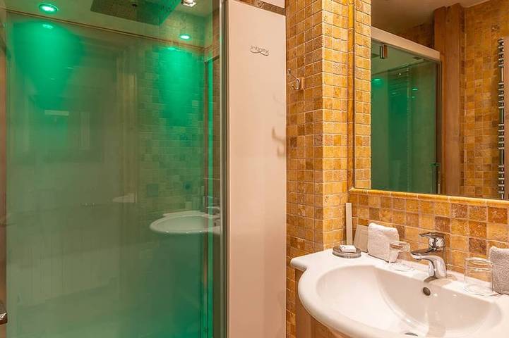 Entire apartment, Cozy 2Br Apartment in Courchevel 1850 – Center, Close to Slopes, WiFi, Hammam, Ski Locker in Courchevel 1850, Saint-Bon-Tarentaise