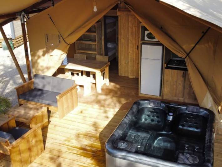 Camping pour 4 personnes, avec terrasse et piscine à Grimaud