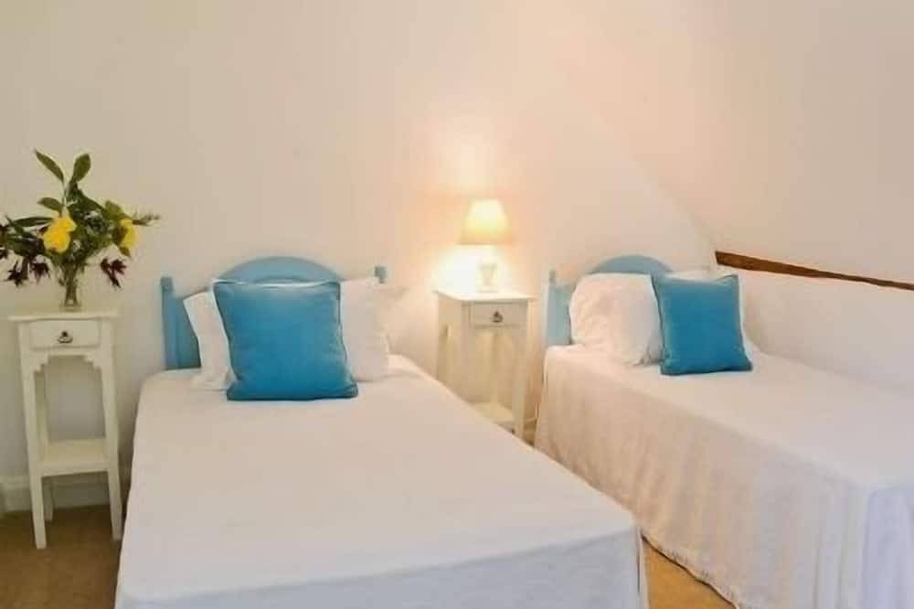 Priory Barn - ideal for large family groups. Sleeps 8/9 adults plus 3 children in Leigh (Kent), Kent