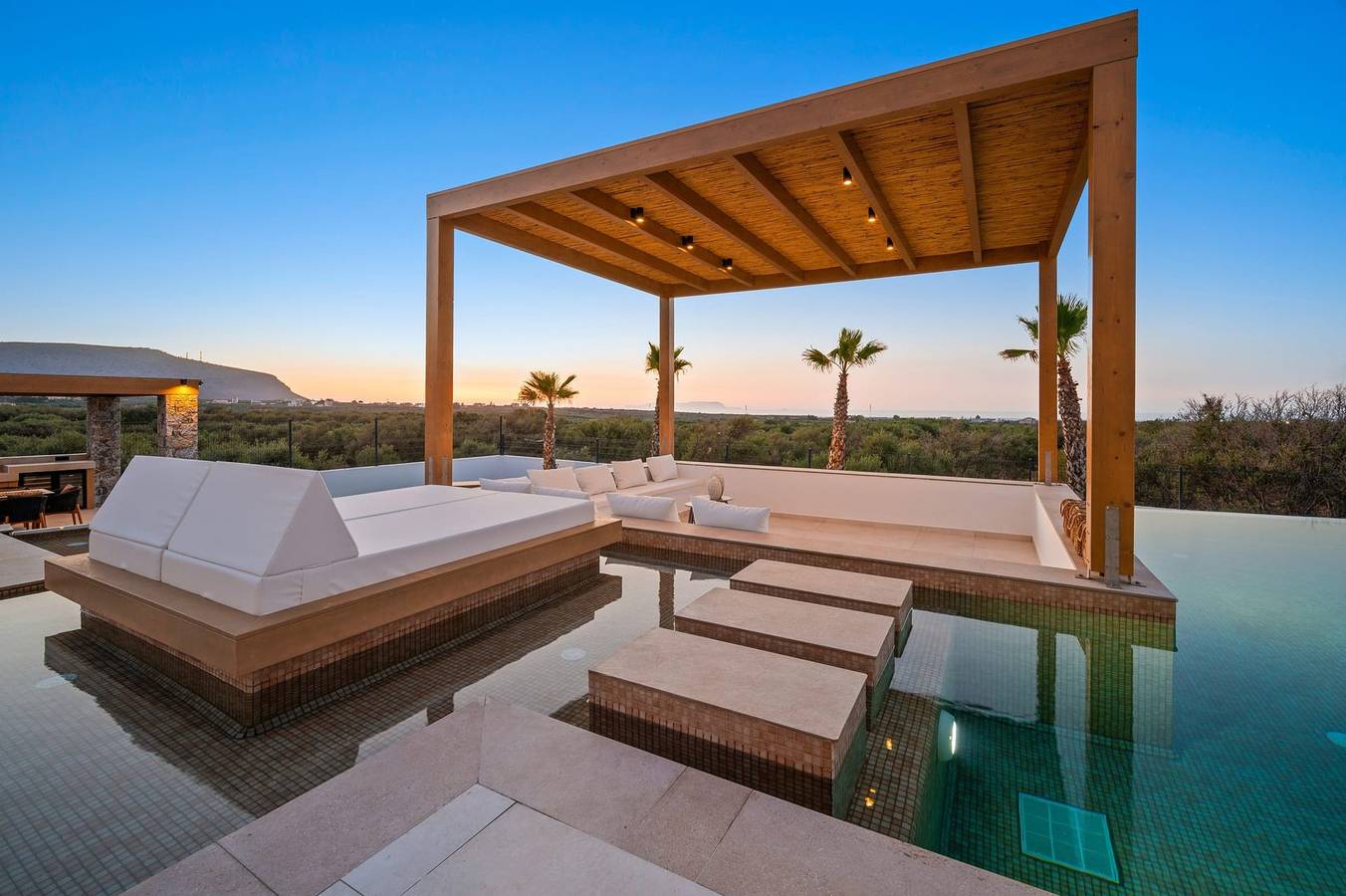 Dazzling Hersonisos Villa | Villa Irida | 4 Bedrooms in Iraklio-Heraklion en omgeving