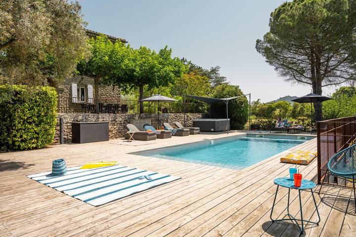 Gîte für 12 Personen, mit Garten und Whirlpool sowie Pool und Terrasse, mit Haustier