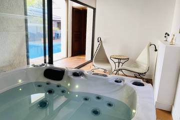 Gîte pour 2 personnes, avec terrasse et jardin ainsi que piscine et jacuzzi à La Crau