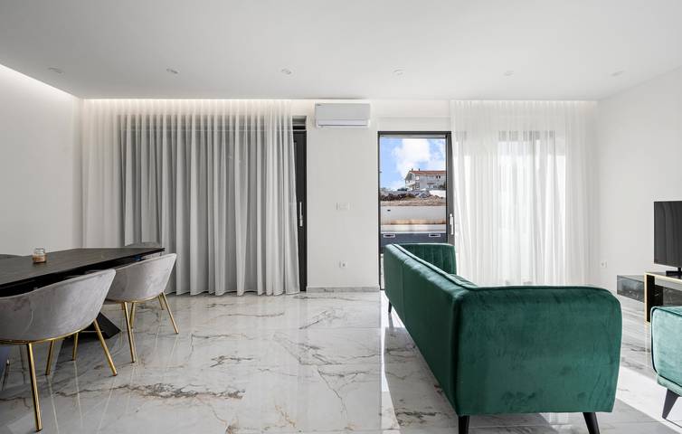 Geräumige 150 m² große Wohnung mit Pool, WLAN und Zugang zum Strand – 1,5 km entfernt in Vodice, Šibenik-Knin