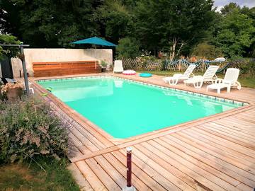 Gîte pour 18 personnes, avec piscine ainsi que terrasse et jardin à Saint-Priest-Ligoure