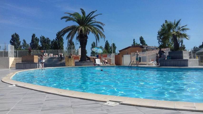Camping pour 6 personnes, avec Terrasse ainsi que Jardin et Piscine
