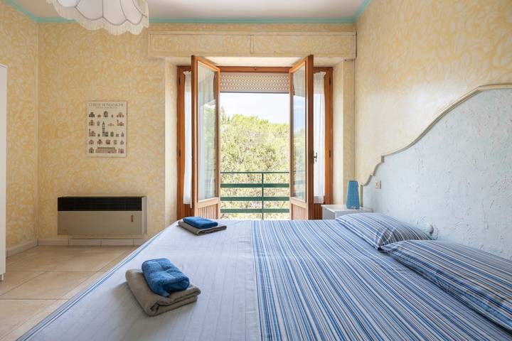 Appartamento intero, Appartamento 'Oriente' con terrazza privata, Wi-Fi e aria condizionata in Cala Gonone, Dorgali