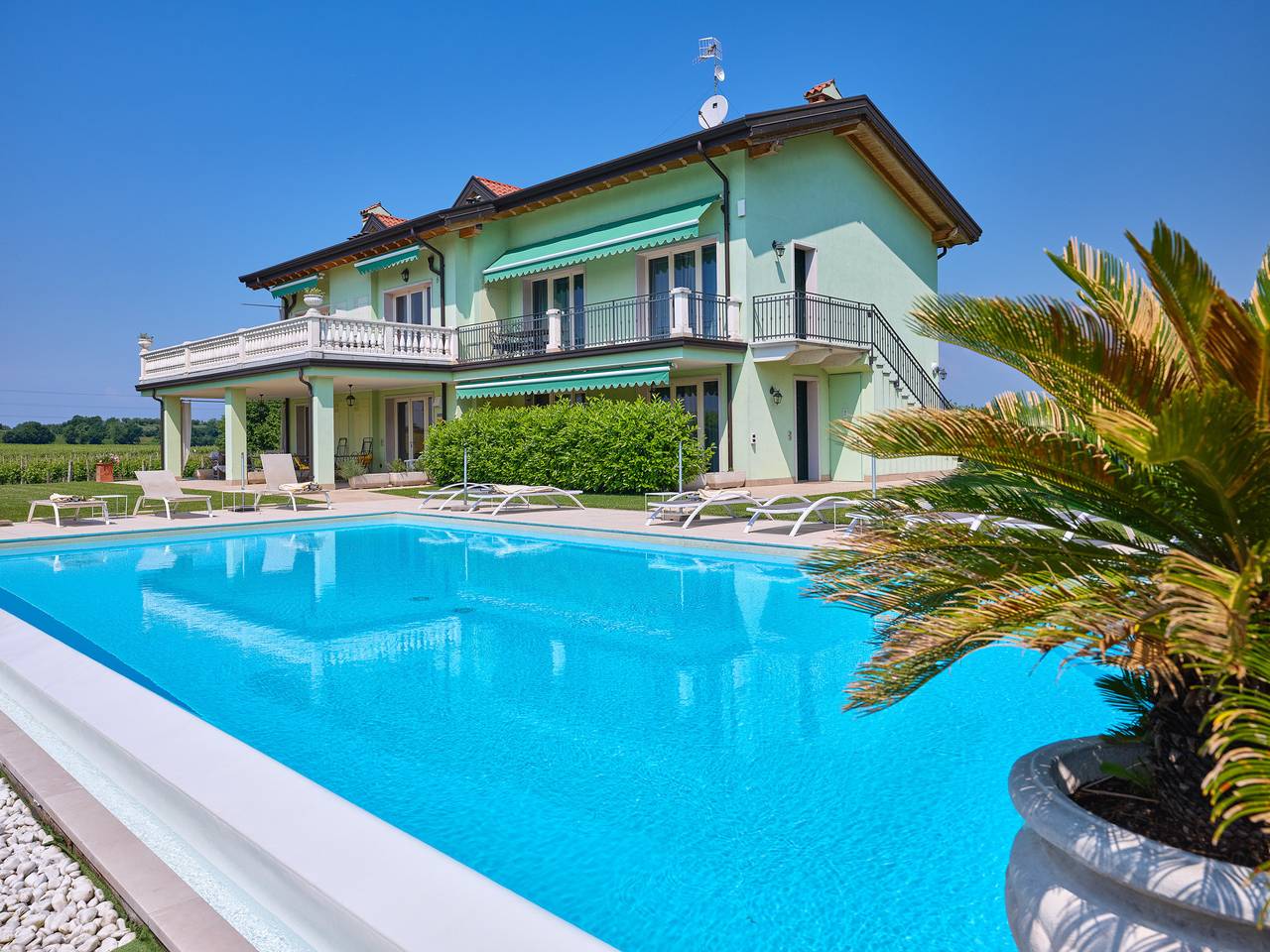 Appartamento intero, Residenza Pastrengo - app. Lillà con piscina e terrazza in Pastrengo, Prealpi Gardesane