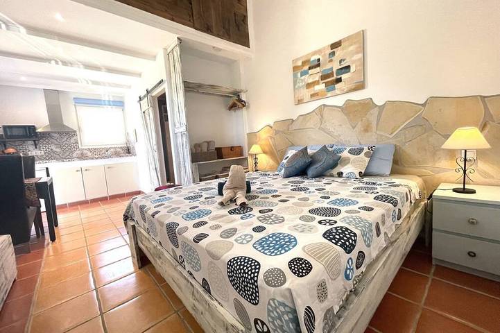Apartamento para 2 personas, con piscina además de terraza y jacuzzi, Se admiten mascotas en Viñuela