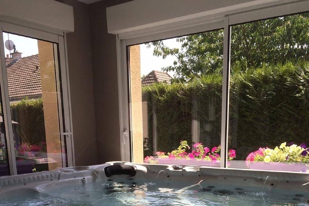 Gite de  luxe 3*  12 personnes  jacuzzi, spa  Châteaux de la Loire Touraine in Rochecorbon, Région de Tours