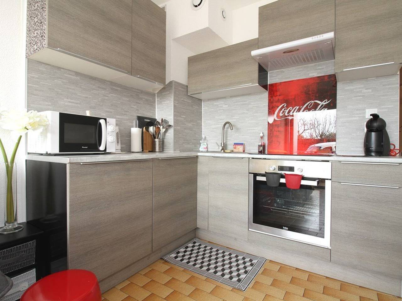 Entire apartment, Renovated T2 with Terrace Near Thau Lagoon, 800m from Thermes, Parking, Wifi, A/C in Balaruc-les-Bains, Côte d'Améthyste