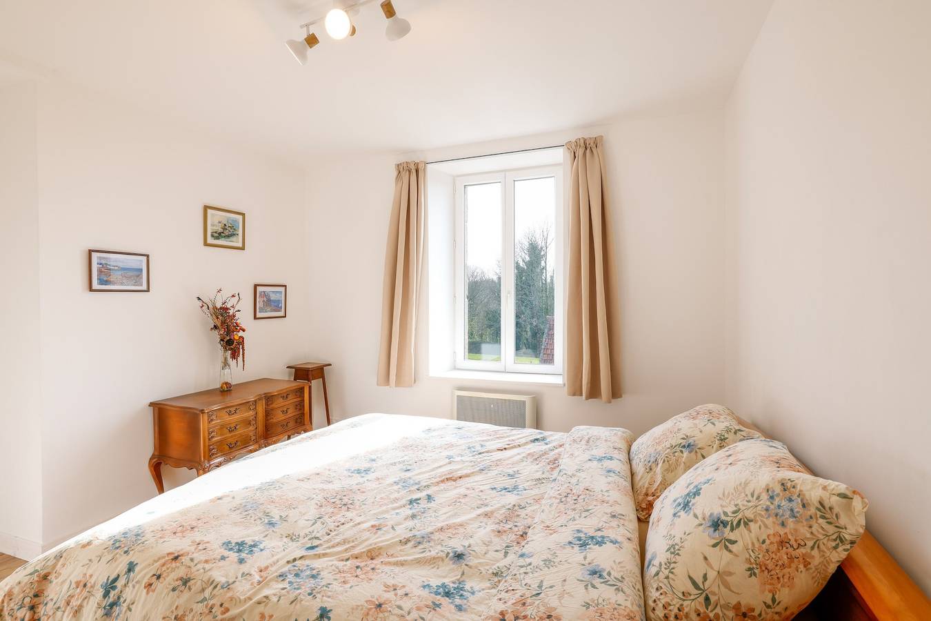 Guest Room “Chambre Calendula Pleine Nature” with Shared Garden and Wi-Fi in Plougonven, Parc naturel régional d'Armorique