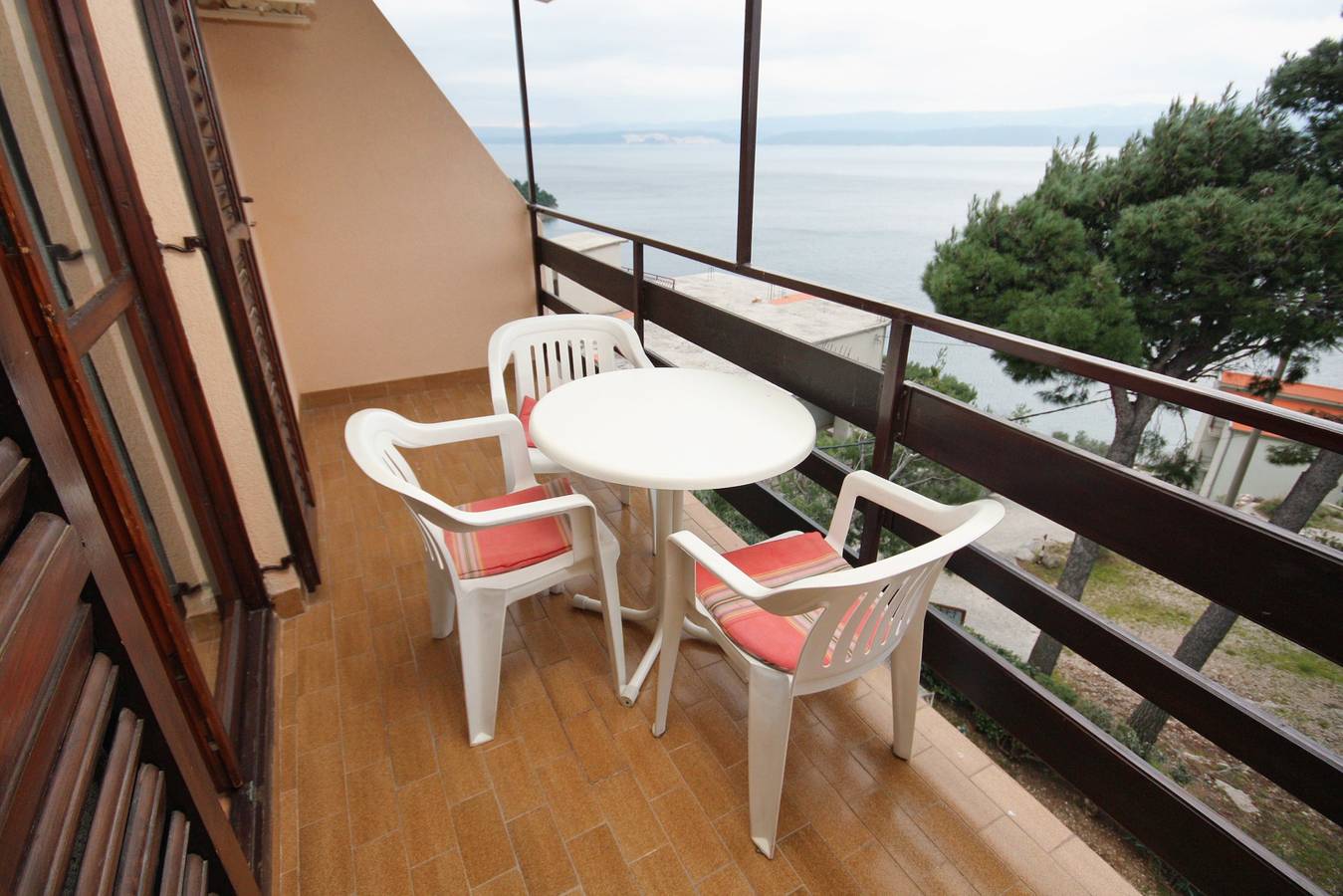 Ganze Wohnung, 1-Zimmer-Ferienwohnung mit Balkon und Meerblick Nemira, Omis A-5884-c in Omiš (Kroatische Adria), Omis