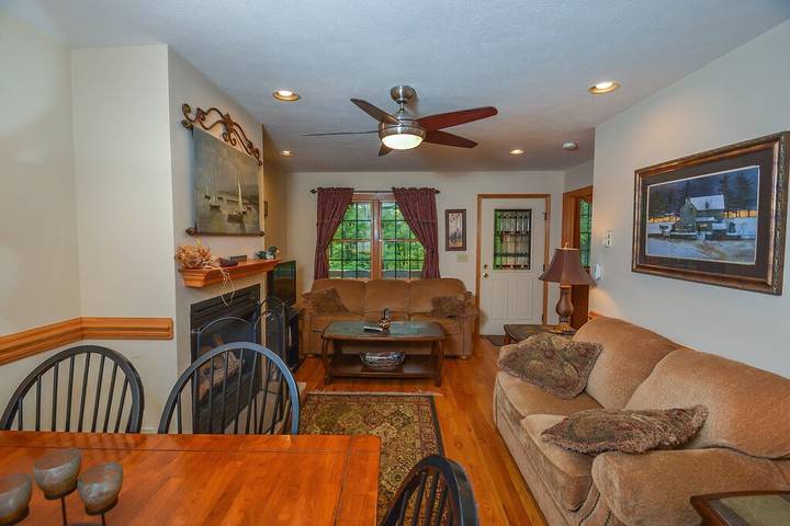 Vacation house for 10 people, with hot tub and terrace in Deep Creek Lake