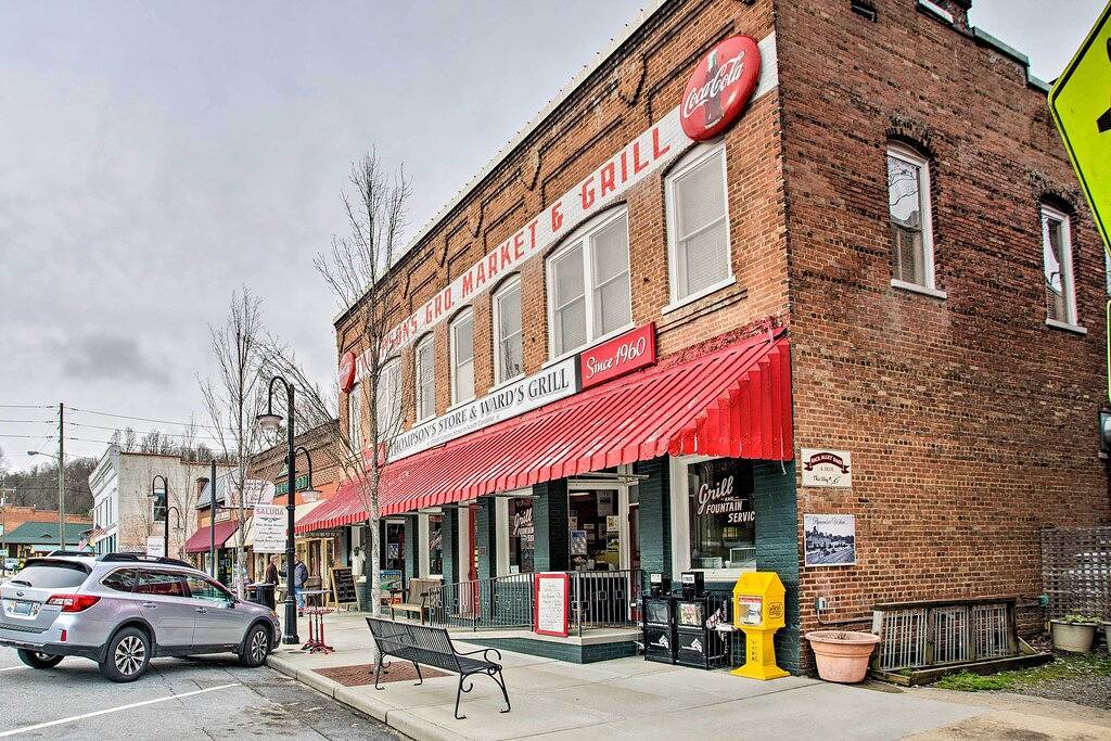 Ganze Wohnung, Neu! Gut ausgestattete Wohnung in der Main Street in Saluda in Saluda, Polk County NC