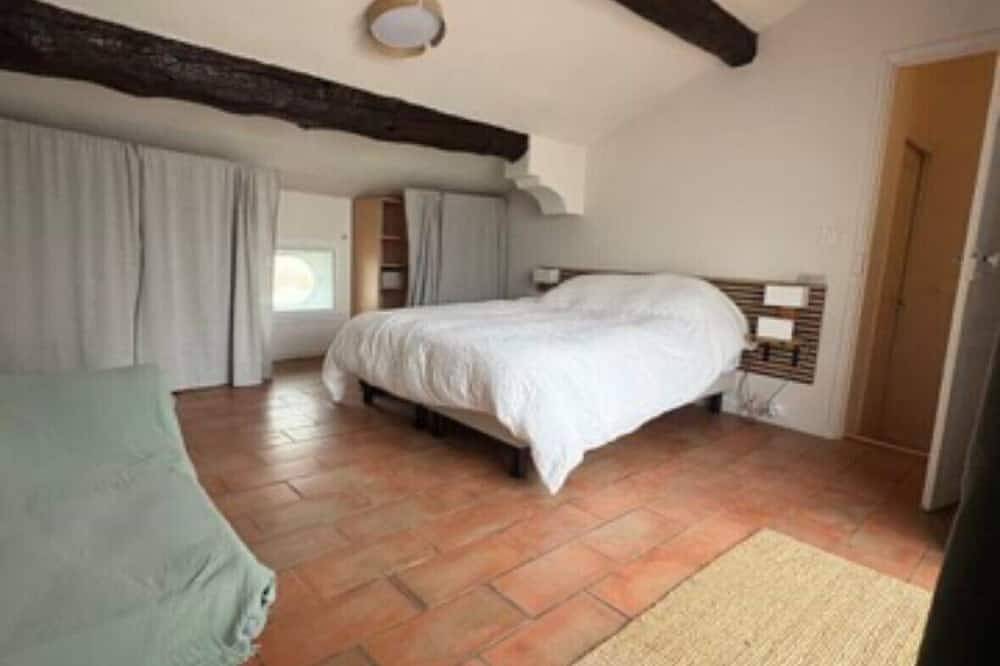Village house in Pomérols with roof terrace in Pomérols, Côte d'Améthyste