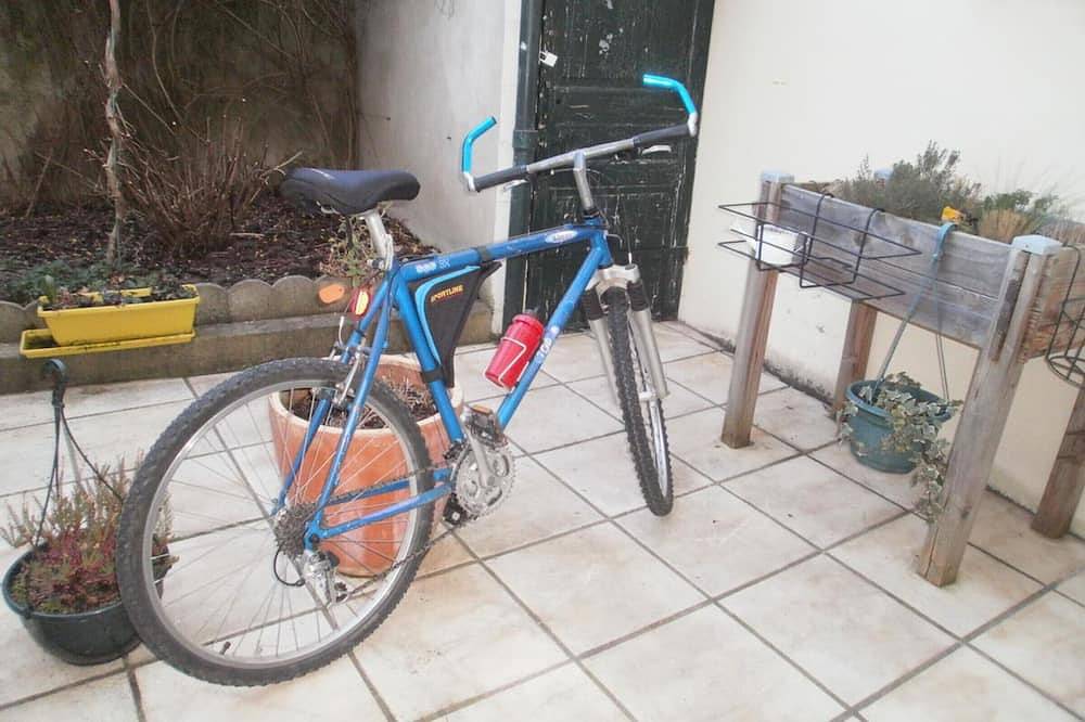 Acogedora casa cerca del centro con patio, internet y bicicletas gratis in Moulins, Allier (desambiguación)
