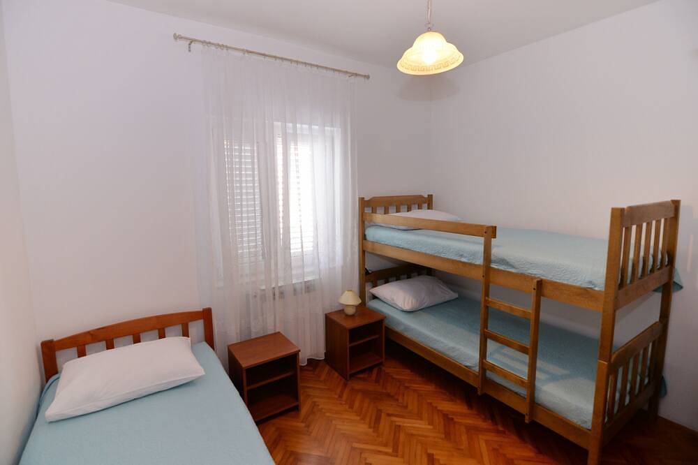 Ganze Wohnung, 2-Zimmer-Ferienwohnung mit Terrasse und Meerblick Tkon, Pasman in Tkon, Pasman