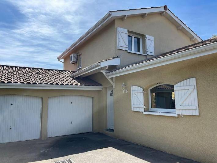 Location de vacances pour 6 personnes, avec piscine et jardin, animaux acceptés à Chassieu - 2