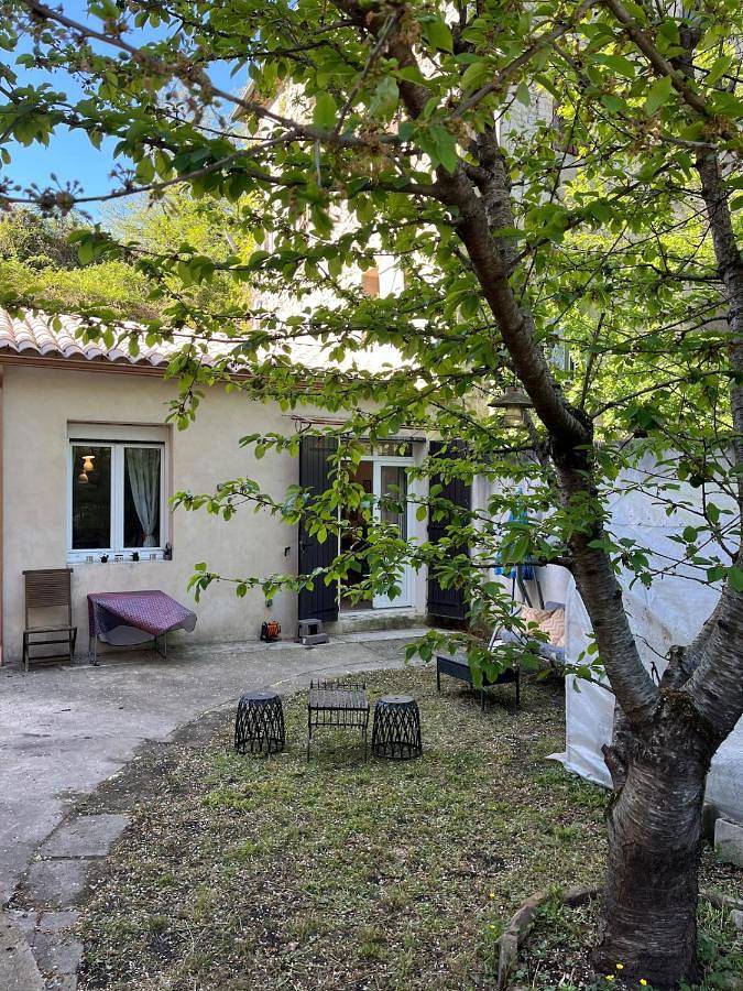 Location de vacances pour 4 personnes, avec terrasse ainsi que jardin et jacuzzi à Molières-sur-Cèze