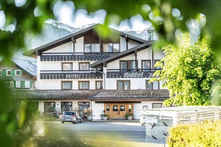 Hotel, mit Balkon und Terrasse sowie Ausblick in Lingenau