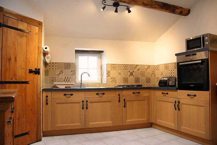Geräumiges Ferienhaus mit 1 Schlafzimmer und Gemeinschaftspool in der Charente in La Forêt-de-Tessé, Charente