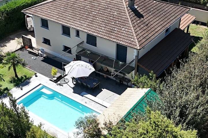 Location de vacances pour 10 personnes, avec jardin à Rillieux-la-Pape