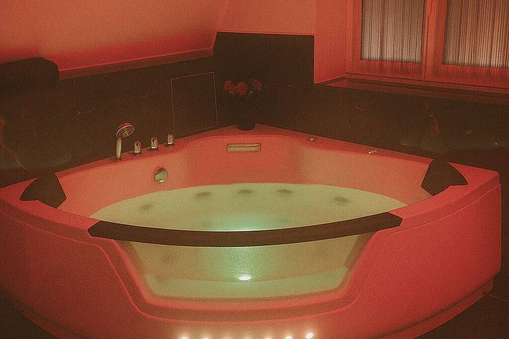 La suite miroir, La suite miroir, love room with jacuzzi between Aix and Marseille. in Bouc-Bel-Air, Aix-en-Provence region