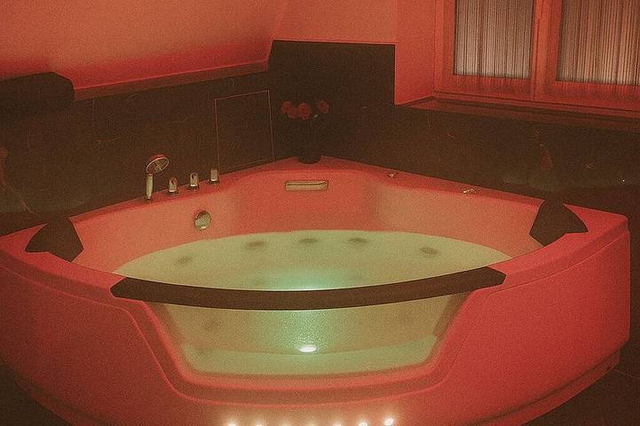 La suite miroir, La suite miroir, love room with jacuzzi between Aix and Marseille. in Bouc-Bel-Air, Mediterranean Coast (France)