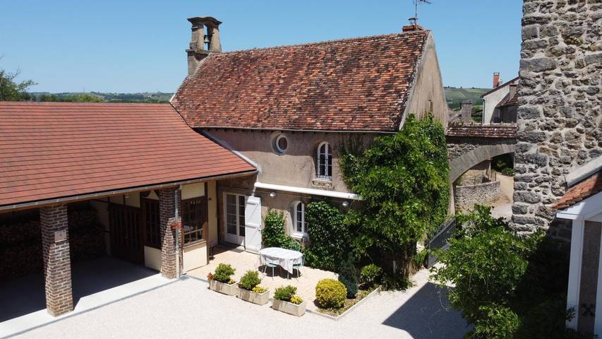Gîte for 4 personer, med badebasseng og terrasse i tillegg til hage i Bourgogne