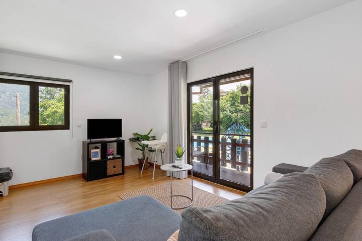 Apartment 'Casa Dos Cortinhais' with Lake View, Wi-Fi and Air Conditioning in Ventosa e Cova, Braga District