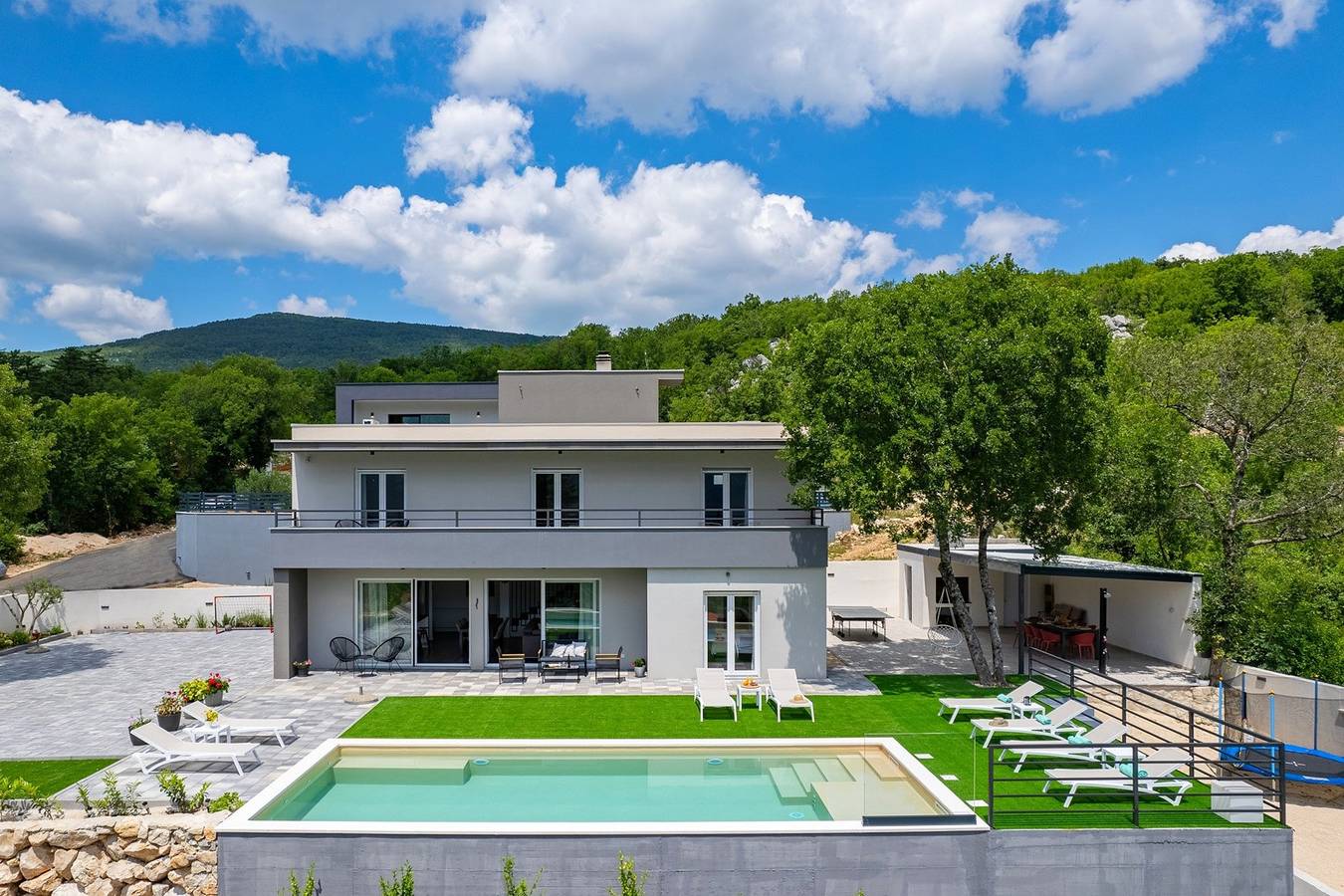 Villa Rose ist eine Villa mit 4 Schlafzimmern und beheiztem Pool, 12 km von Baška voda entfernt in Zagvozd, Makarska Riviera