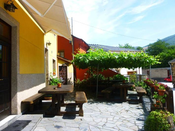 Hotel para 2 personas, con terraza y jardín en Parque Natural de las Fuentes del Narcea, Degaña e Ibias - 2