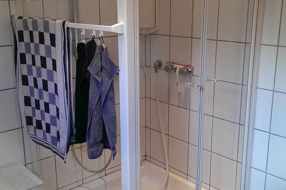 Ganze Wohnung, Komfortables Apartement 34qm, separater Eingang mit Freisitz u. ruhig gelegen in Pentling, Ostbayern