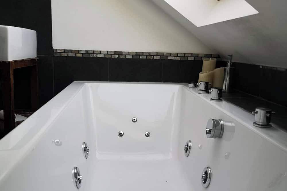 Ganze Wohnung, Nettes „Bijous“ -Db-Zimmer-Apartment auf dem Dachboden in Spelthorne, Surrey