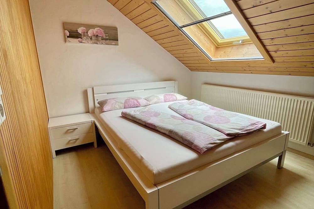 Ganze Wohnung, Moderne Dachgeschoss Ferienwohnung mit großzügiger Außenanlage in ruhiger Lage in Dachsberg, Südschwarzwald