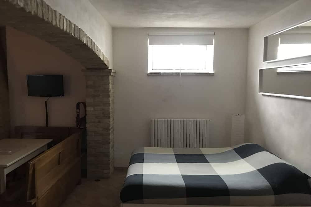 Apartamento entero, Taberna moderna de espacios abiertos, con uso compartido del jardín. in Numana, Riviera del Conero