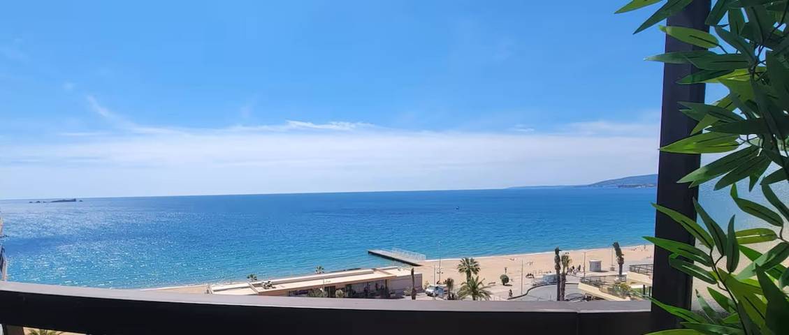 Gîte pour 8 personnes, avec balcon, adapté aux familles dans Plage Republique Frejus - 2