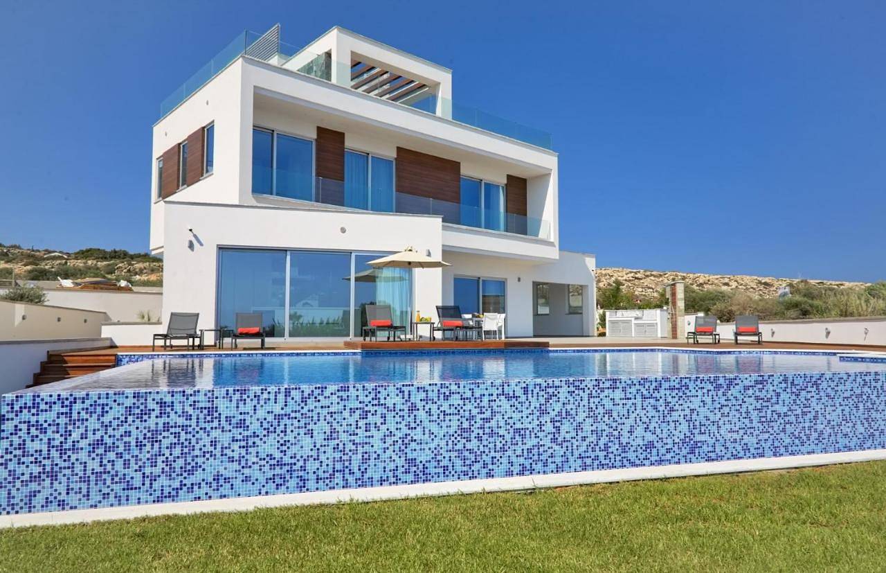Villa - Beach Front in Ayia Napa, Südzypern