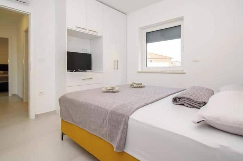 Cijeli apartman, Apartment Alisa, Liznjan: A modern apartment with a sea view in Rogovići, Marčana