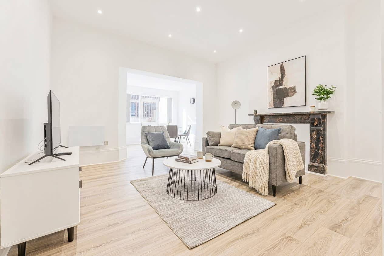 Ganze Wohnung, Spacious 1 Bed Apartment in Cheltenham w Terrace in Cheltenham, Gloucestershire
