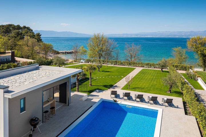 Villa C Malinska – Luxury paradise by the sea with a private pool in Malinska-Dubašnica, Krk (Croazia)