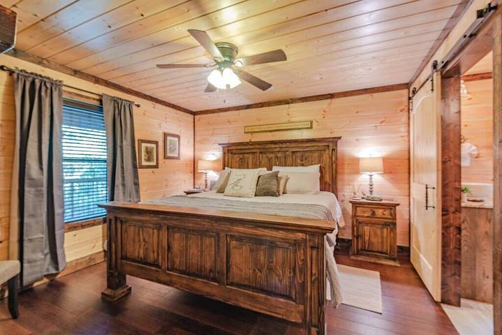 Vacation rental for 13 people, with hot tub and balcony, with pets in Hochatown