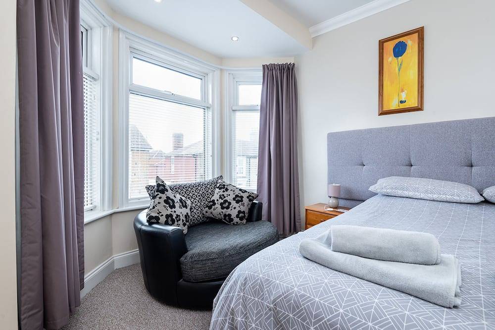In the centre of Great Yarmouth with the beach and arcades a 3 minute walk away in Great Yarmouth, The Broads